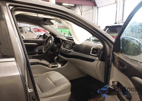 2015 Toyota Highlander Le Plus V6 z USA, uszkodzony, nr VIN 5TDBKRFHXFS214004